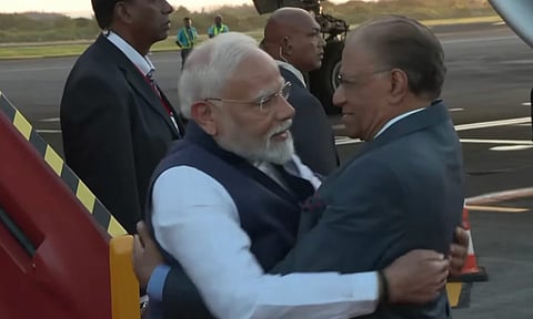 &nbsp;Prime Minister Narendra Modi with his Mauritius counterpart Navin Ramgoolam as he receives a ceremonial welcome upon his arrival, in Mauritius.&nbsp;