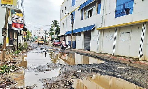Erikkarai Main Road in shambles&nbsp;