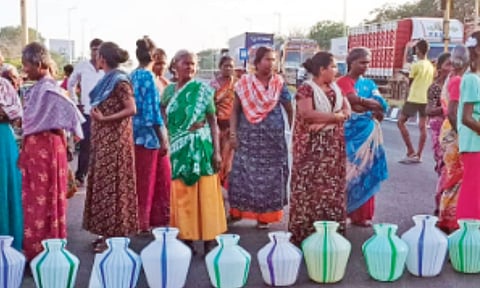 Residents block Tiruchy-Chennai bypass with empty pots on Tuesday&nbsp;
