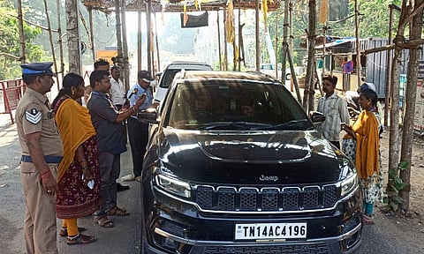 Police checking e-pass for vehicles at entry points in the Nilgiris (file photo)