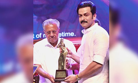 &nbsp;Kerala Chief Minister Pinarayi Vijayan presented the Best Actor Award to actor Prithviraj Sukumaran (IANS)