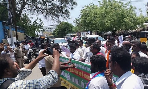 Police preventing the protesters in Kumbakonam from entering Minister Govi Chezhiaan's office in Kumbakonam on Saturday
