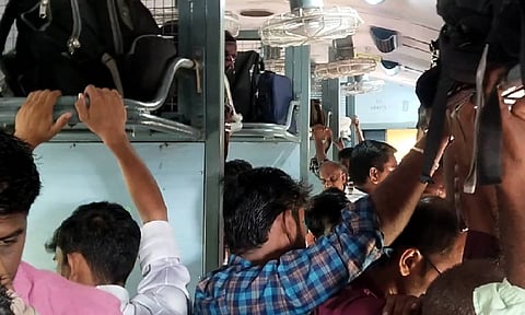 Commuters standing in Sengottai-Tirunelveli passenger train (Thanthi TV)