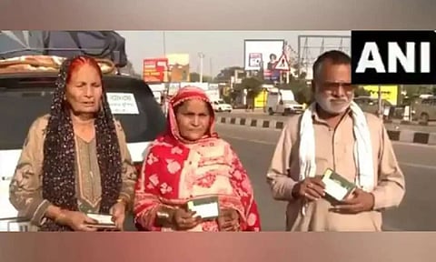 Pak citizens bid tearful goodbyes to kin, rush home through Attari