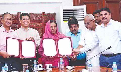 National Archives of India officials receive Dr Kalam’s collection of private papers from members of his family