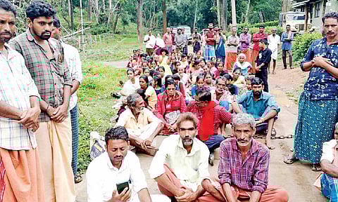 Villagers squat in protest demanding bus service&nbsp;