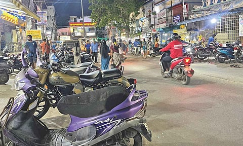 Illegally parked two-wheelers take most space of Kalaignar Nedunchalai in Perungulathur&nbsp;