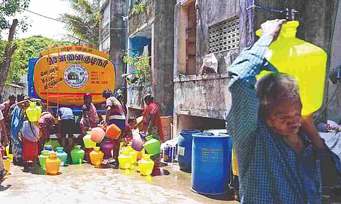 Residents of TNHB complex in Saidapet rush to collect water from Metro Water’s tanker on a hot summer day (file)