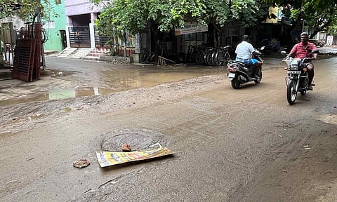 Vehicles passing by the manhole on Venkatesan Salai after rains