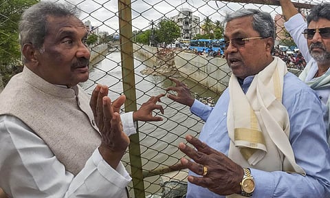 Karnataka Chief Minister Siddaramaiah with Deputy CM D K Shivakumar and Minister KJ George reviews the situation in rain-affected areas of Bengaluru (PTI)&nbsp;