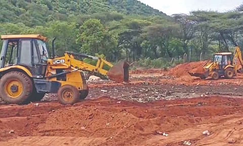 Work to cover the garbage with soil under way (file)