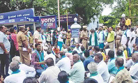Farmers stage protest in front of the SBI regional office in Tiruchy