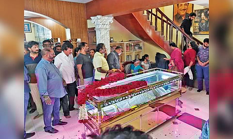 People paying floral tributes and respects to the mortal remains of veteran actor Rajesh at his residence