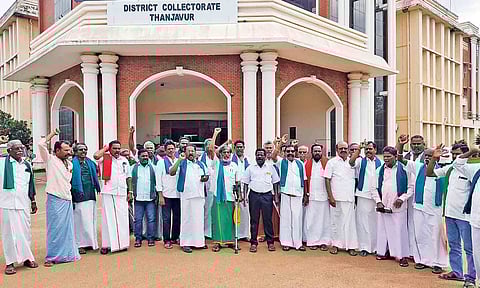 Farmers raise slogans against Centre and RBI during a protest in Thanjavur on Friday&nbsp;