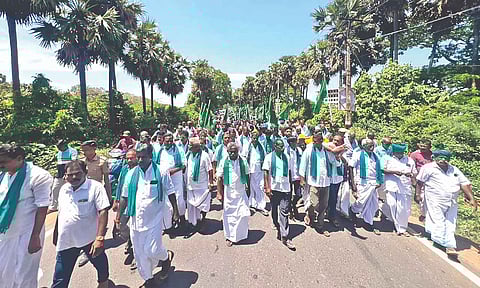 Farmers taking a rally to the Tiruvarur Collectorate on Tuesday