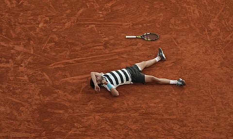 Carlos Alcaraz celebra tras derrotar a Jannik Sinner en la final del Abierto de Francia, el domingo 8 de junio de 2025, en París (AP)