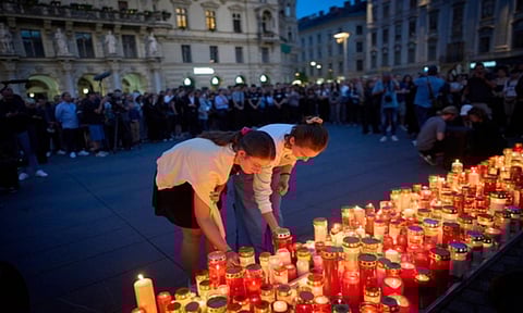 People lights candles for the victims (Photo: AP)