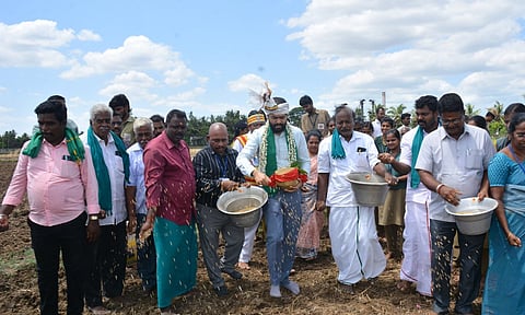 Nagapattinam Collector P Akash sowing kuruvai seeds with farmers&nbsp;
