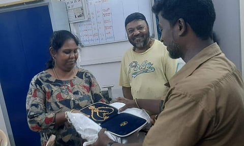Honest auto driver returns passenger's gold, silk sarees worth lakhs in Chennai&nbsp;