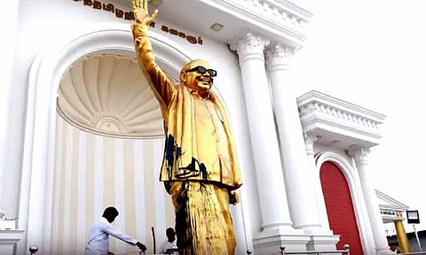 &nbsp;defaced statue of former CM Karunanidhi