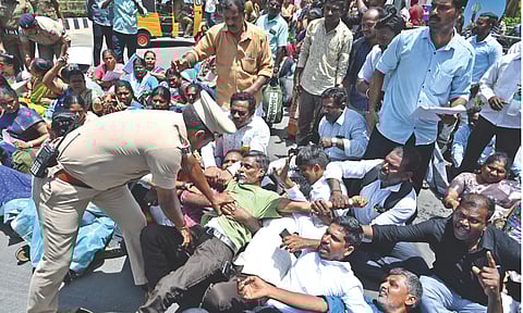 Police personnel trying to remove agitators outside the DPI campus (Photo: Justin George)&nbsp;