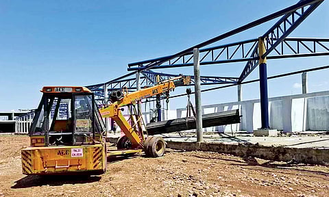A crane actively engaging in the construction works of the Tiruvallur New Bus Stand in Vengadanallur (Photo: Prithiv Raj Anbu)&nbsp;