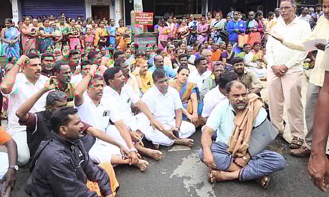 &nbsp;Irritated by the incident, the workers stayed away from work and resorted to a road blockade protest on Bazaar Road in Kolapalli