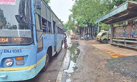 Sewage overflowing for over 2 weeks on Kathivakkam High Road, fume Ernavoor residents&nbsp;