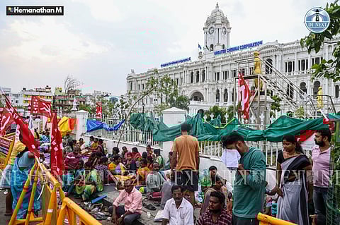 The Chennai Corporation Red Flag Union and sanitation workers continued their protest demanding an end to privatization in the Chennai Corporation.