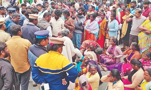 Relatives protest by blocking the Coonoor-Kotagiri Road.