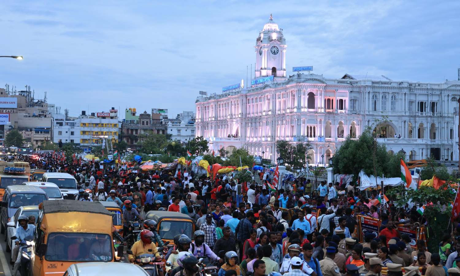 The Chennai Corporation Red Flag Union and sanitation workers continued their protest demanding an end to privatization in the Chennai Corporation (Photo: Manivasagan N)&nbsp;