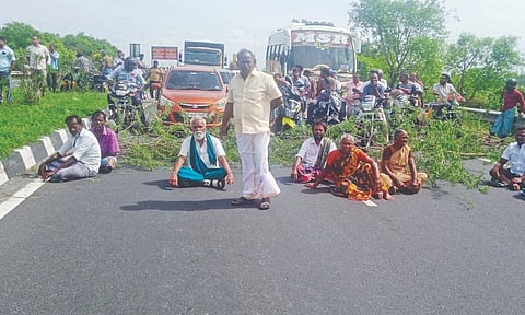 Farmers and washermen stage a road roko on Tiruchy-Chennai bypass, raising various demands, on Monday