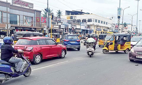 A busy junction on CTH road near Pattabiram bus shelter with vehicles criss-crossing without a traffic signal&nbsp;