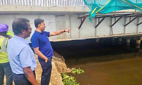 Thiru. M.A.Siddique, I.A.S., Managing Director (CMRL) inspected the works being undertaken at the Okkiyam Maduvu waterway. (Credit: CMRL twitter page)