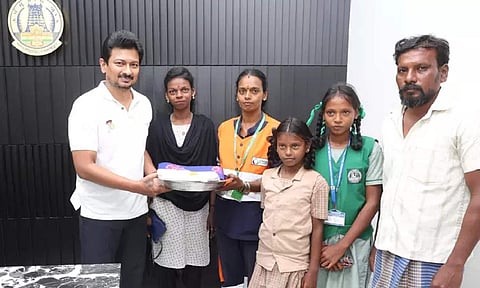 Deputy CM Udhayanidhi Stalin invited Clara and her family, felicitated them with gifts, and praised her for her honesty.&nbsp;