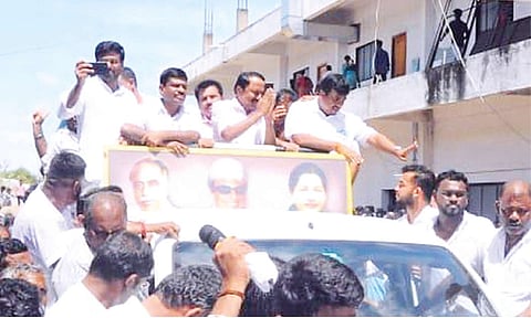 Senior leader Sengottaiyan arriving at the party office in Erode