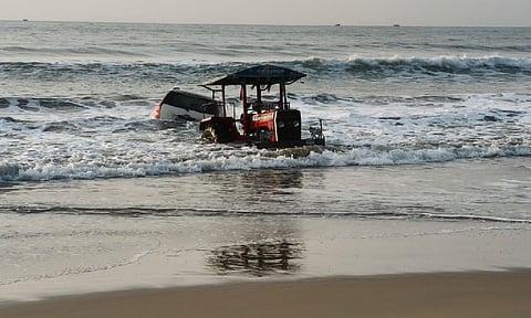 Car gets stuck in sea near Cuddalore port