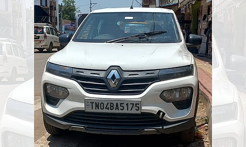 A gang attacked three men and robbed approximately 10 kg of gold