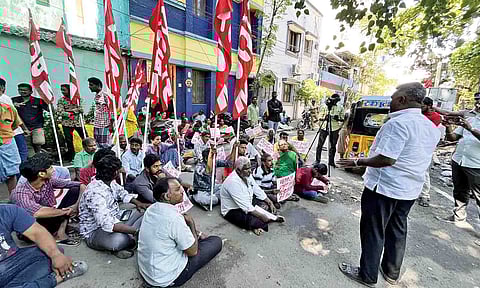 Residents of Anna Salai, Jafferekhanpet, protesting outside Metro Water Depot 138 office on Thursday&nbsp;