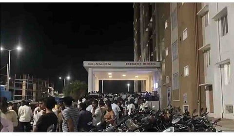In the picture, relatives can be seen gathered in front of the emergency department of Karur Government Hospital. (Daily Thanthi)&nbsp;