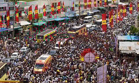 Wake up before a crowd gathers