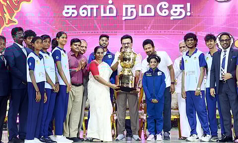 Chief Minister M K Stalin presents the winners trophy to Team Chennai, alongside Deputy Chief Minister Udhayanidhi Stalin, Minister for Hindu Religious and Charitable Endowments P K Sekar Babu, and SDAT officials Atulya Misra, IAS, and Meghanatha Reddy, IAS, National Record holder swimmer Benedicton Rohit and Women Candidates Master Sharvaanica A S were special guests at the event