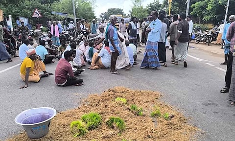 Farmers dumping sprouted paddy on Thanjavur-Mannargudi road to protest against alleged poor procurement of produce