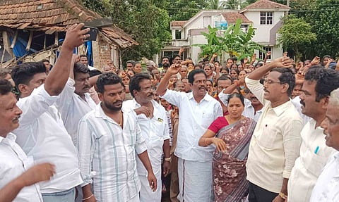 Parents and residents block Pattukkottai-Thanjavur main road in Pattukkottai on Monday&nbsp;