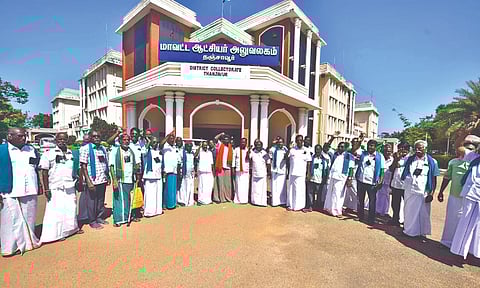 Farmers stage protest at Thanjavur Collectorate on Thursday