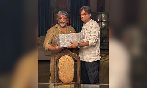 Actor Parthiban presents a momento to 'Ustaad Bhagat Singh' director Harish Shankar (IANS)&nbsp;