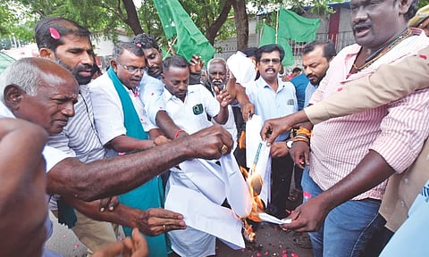 CRRC members burn copies of Supreme Court order rejecting Tamil Nadu’s plea against Mekedatu dam on Monday.&nbsp;