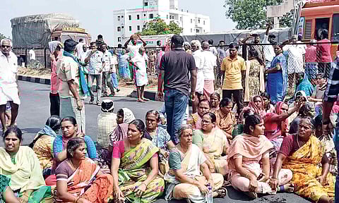 Residents of Chinna Vadugapatti block Madurai-Salem National Highway on Thursday, protesting arrest of leaders