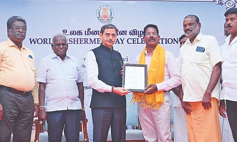 Governor Ravi felicitates fishers on World Fishermen Day