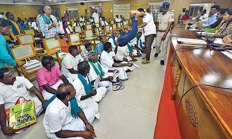 Farmers staging protest during the grievances redressal meet in Thanjavur on Thursday